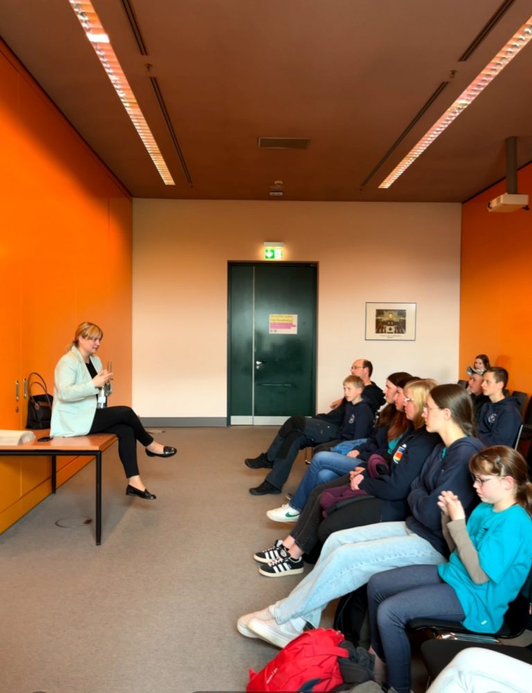 Die Jugendlichen der Jugendfeuerwehr Münchehagen im Gespräch mit der heimischen Bundestagsabgeordneten Marja-Liisa Völlers